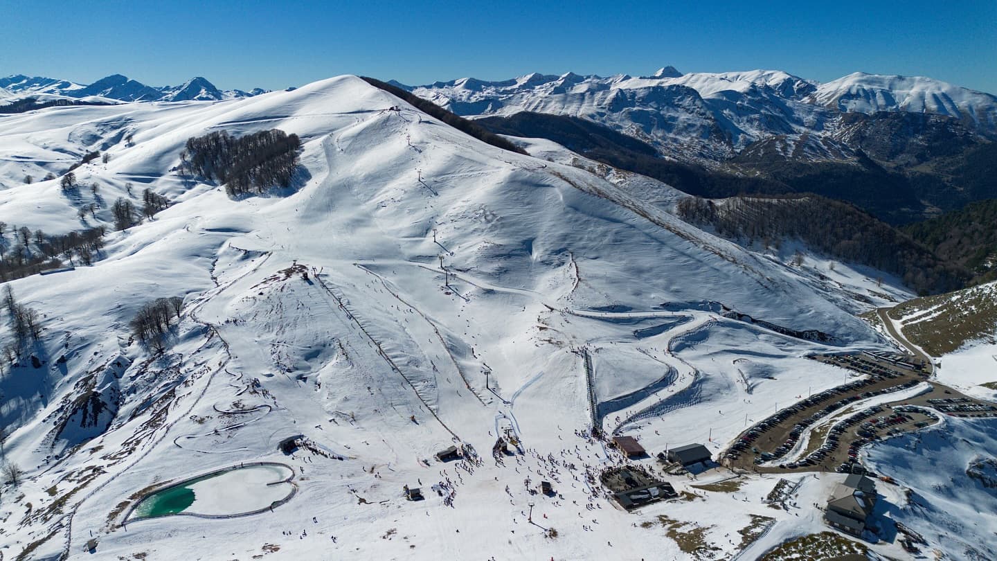 Ski and snowboard at Anilio